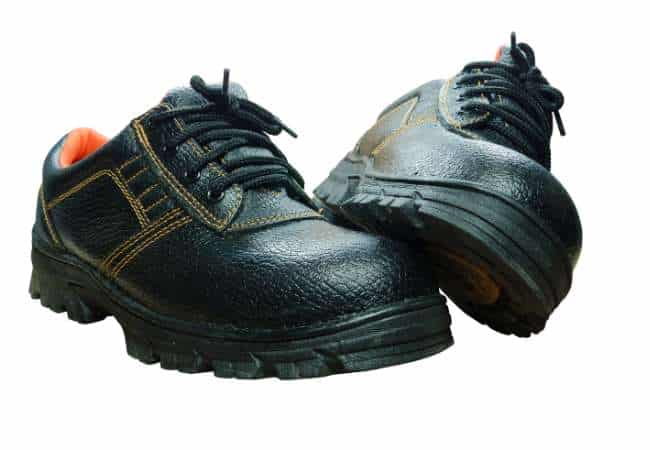 รองเท้าหัวเหล็กจําเป็นสําหรับงานที่มีความเสี่ยงสูงหรือไม่?