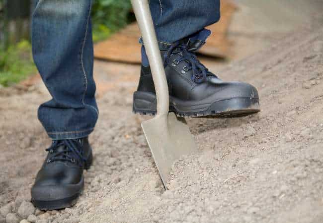 อะไรที่ทําให้รองเท้าหัวเหล็กแตกต่างจากรองเท้าทั่วไป?