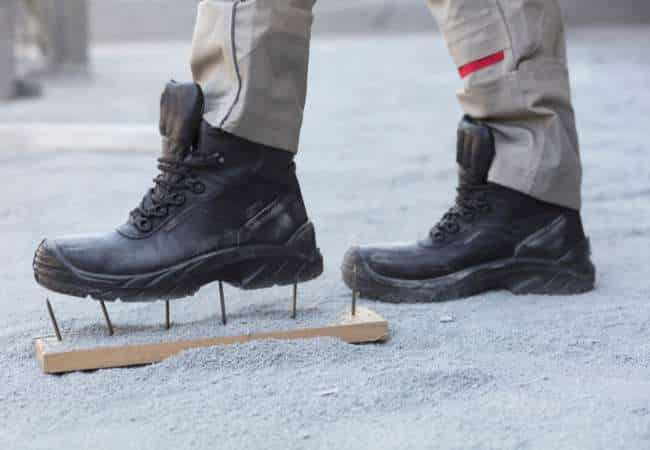 รองเท้าหัวเหล็กปกป้องเท้าของคุณจากการบาดเจ็บได้อย่างไร?